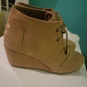 Tom's brown corduroy lace up boots